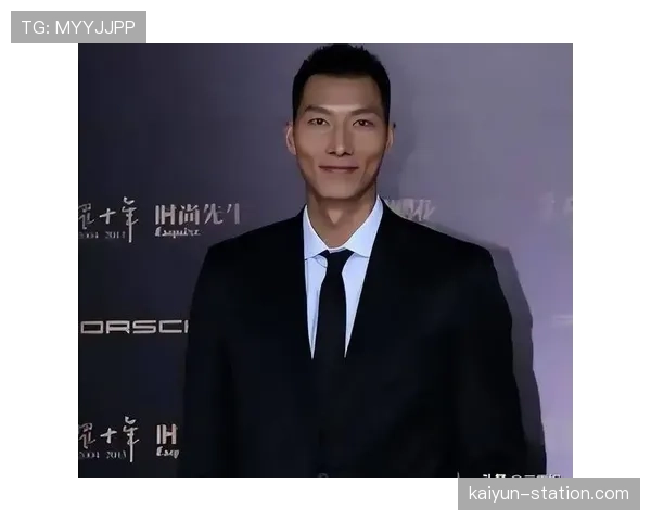 易建联拎菜篮子回家,名牌包角露出来那一刻我笑喷了 易建联拎菜篮子回家,名牌包角露出来那一刻我笑喷了
